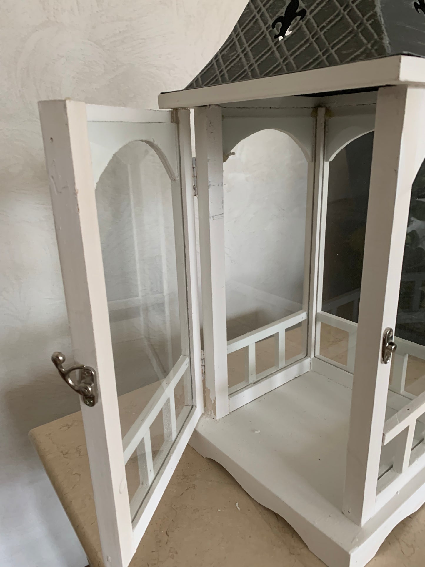 Lanterns:  White Fleur De Lis Lanterns